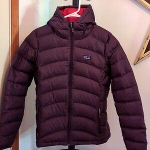Patagonia women's medium puffy coat with hood in deep purple